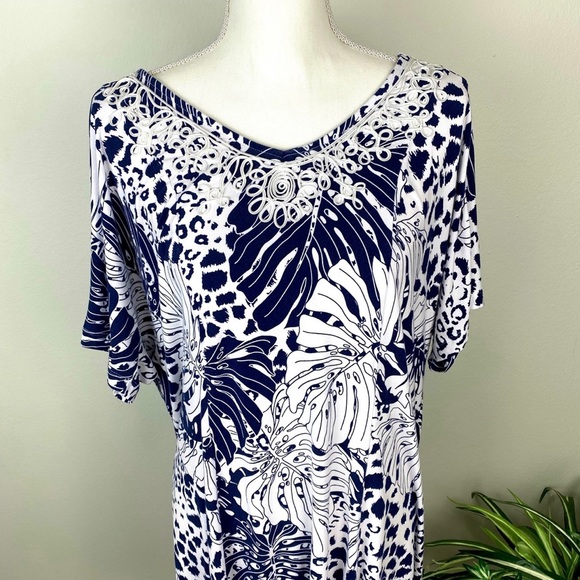 Roaman’s, Plus Size 14/16 Short Sleeve Hi-Lo V-Neck Embroidered EUC - Picture 2 of 9